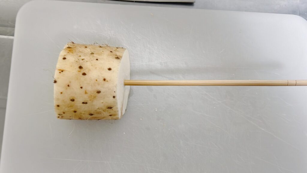 綺麗に洗って水気を拭いた長芋に箸を刺している。